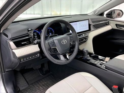 Used 2025 Toyota Camry XLE image 17