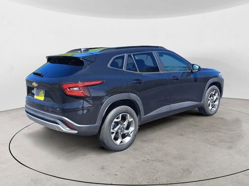 Used 2025 Chevrolet Trax LT w/ LT Convenience Package image 3