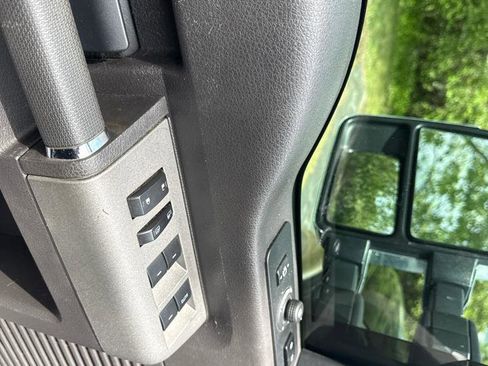 Used 2011 Ford F250 Lariat w/ Lariat Interior Pkg image 10