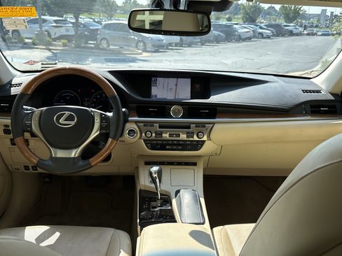 Used 2014 Lexus ES 300h w/ Luxury Package w/Bamboo Trim FWD image 29