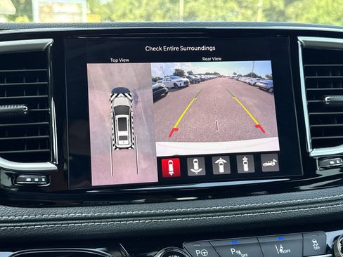 Used 2024 Chrysler Pacifica Limited FWD image 26