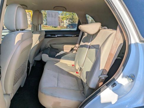 Used 2013 Kia Sorento LX w/ Convenience Pkg FWD image 9
