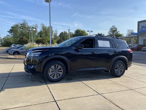 Used 2024 Nissan Pathfinder SV FWD image 8