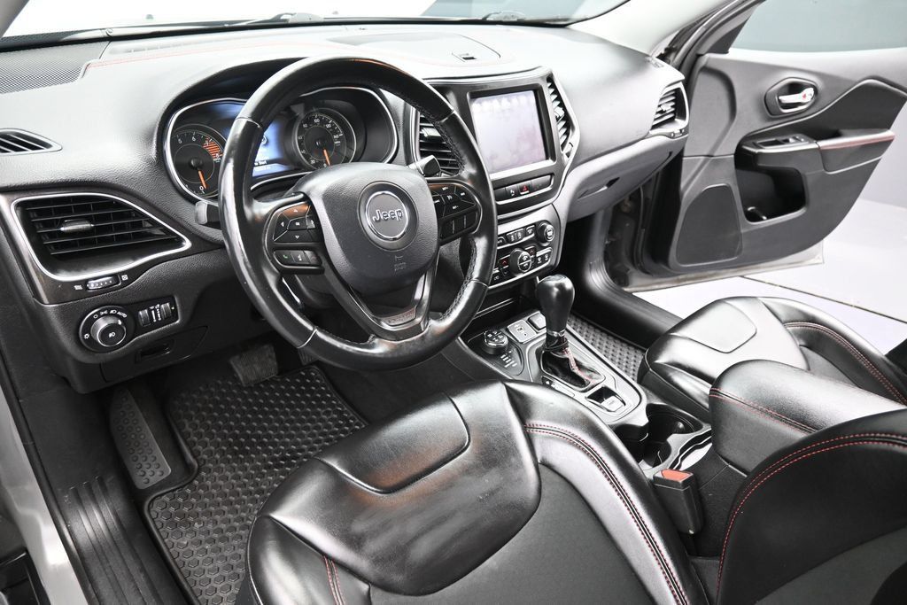 Used 2019 Jeep Cherokee Trailhawk w/ Cold Weather Group AWD/4WD image 12