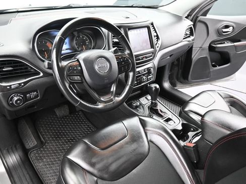 Used 2019 Jeep Cherokee Trailhawk w/ Cold Weather Group AWD/4WD image 12