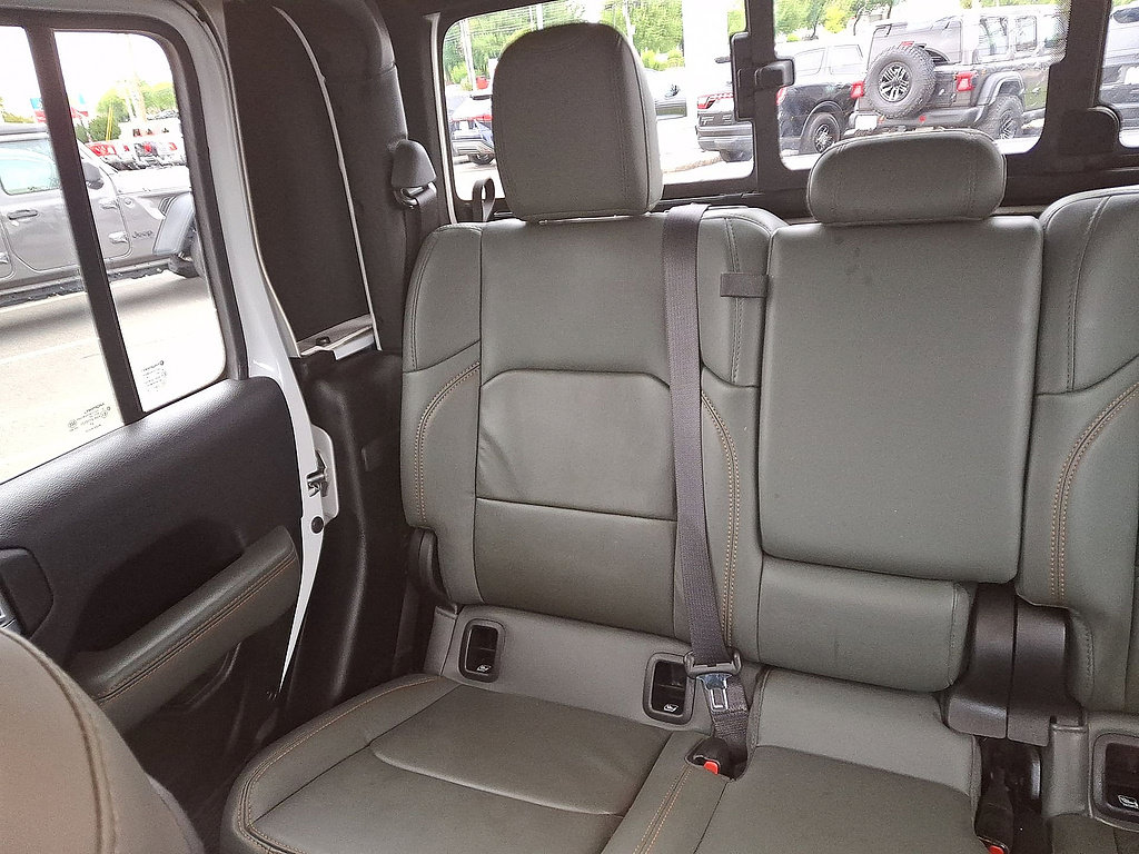 Used 2025 Jeep Gladiator Mojave AWD/4WD image 12