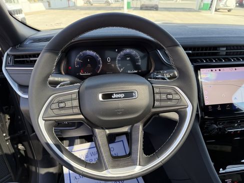 Used 2024 Jeep Grand Cherokee Limited w/ Black Appearance Package image 21