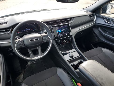 Used 2024 Jeep Grand Cherokee L Altitude image 24