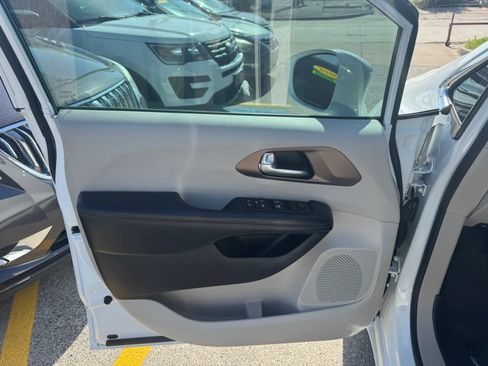 Used 2017 Chrysler Pacifica Touring-L FWD image 7