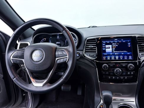 Used 2019 Jeep Grand Cherokee Laredo w/ 18" Wheel & 8.4" Radio Group AWD/4WD image 5