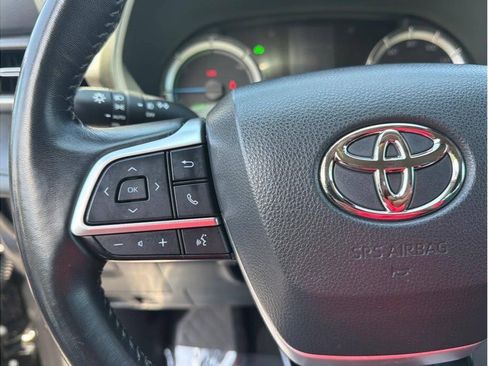 Used 2022 Toyota Highlander LE AWD/4WD image 9