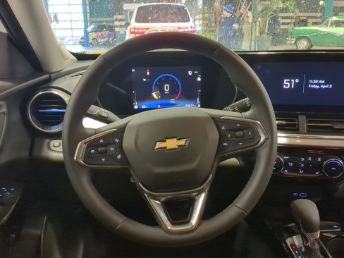 Used 2024 Chevrolet Trax LT w/ LT Convenience Package image 2