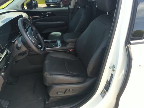 Used 2025 Kia Carnival SX Prestige FWD image 12