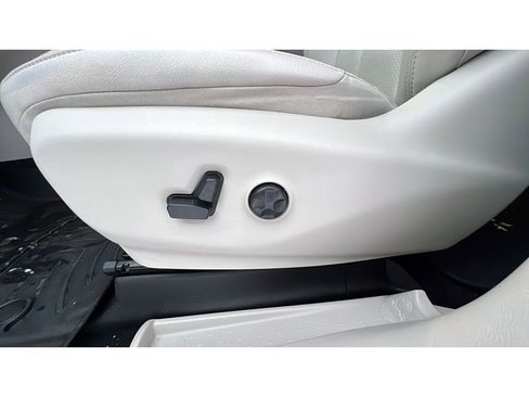 Used 2018 Chrysler Pacifica Touring-L Plus w/ Tire & Wheel Group image 25