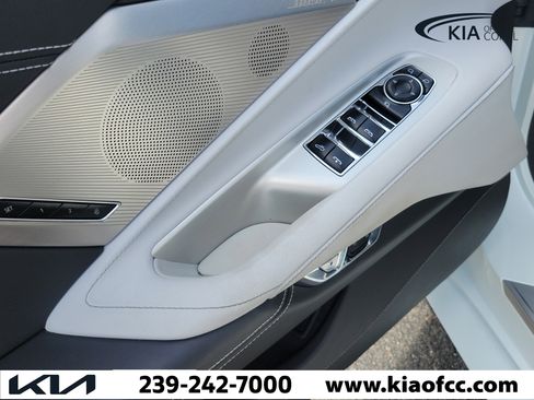 Used 2022 Chevrolet Corvette Stingray Preferred Conv w/ Z51 Performance Package RWD image 12