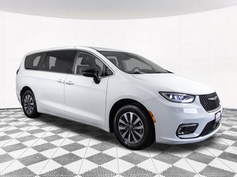 Used 2024 Chrysler Pacifica Limited FWD image 23
