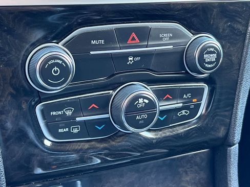 Used 2019 Chrysler 300 Limited RWD image 23