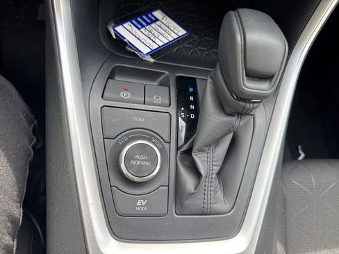 Used 2025 Toyota RAV4 XLE image 19