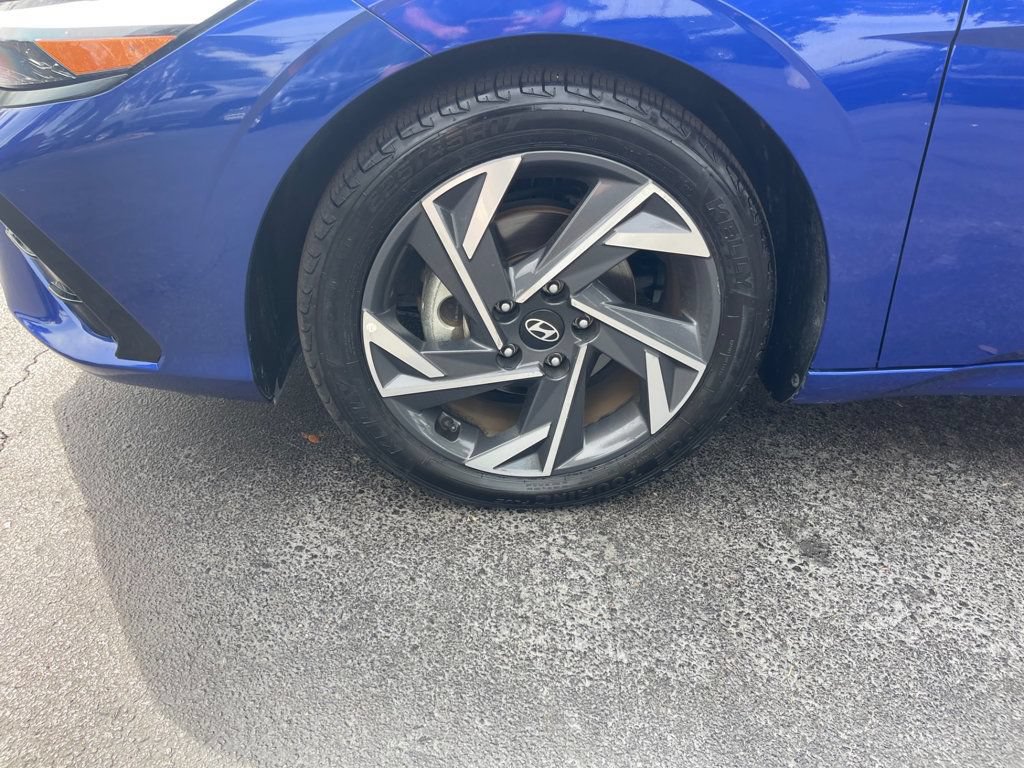 Used 2025 Hyundai Elantra SEL FWD image 9