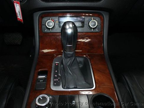 Used 2013 Volkswagen Touareg Sport image 16