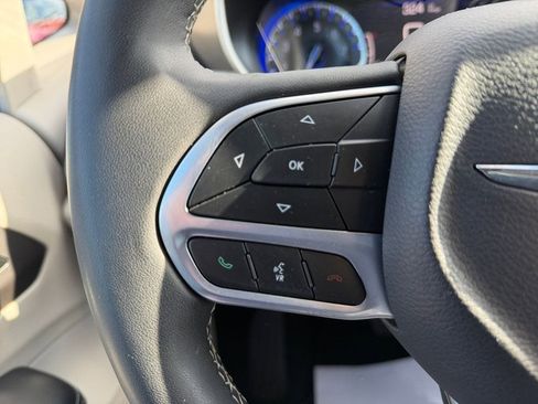 Used 2024 Chrysler Pacifica Touring-L image 16