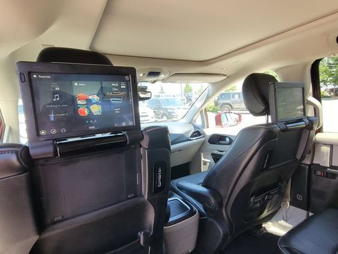 Used 2020 Chrysler Pacifica Limited w/ Advanced Safetytec Group FWD image 12