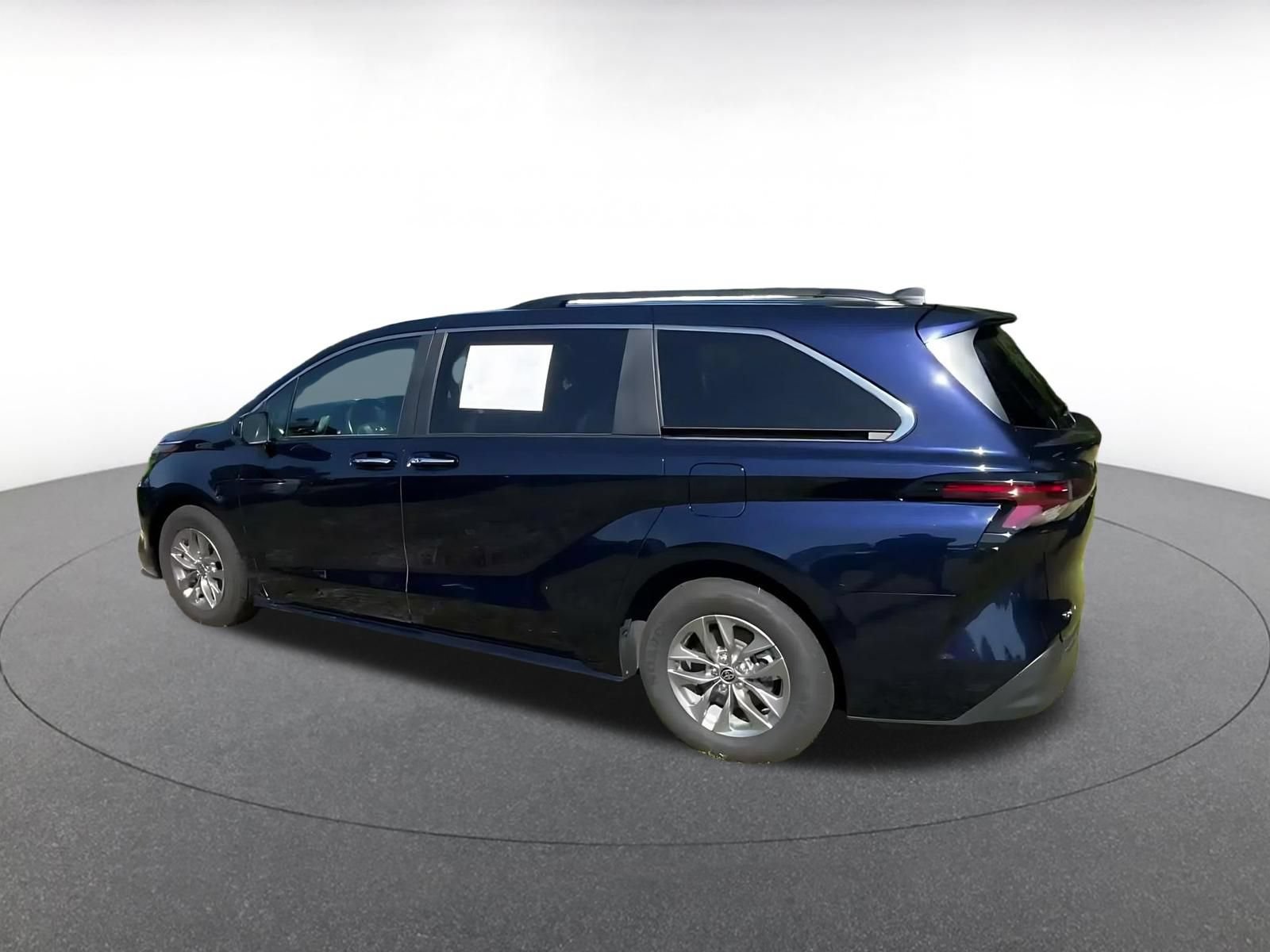Used 2025 Toyota Sienna XLE FWD image 9