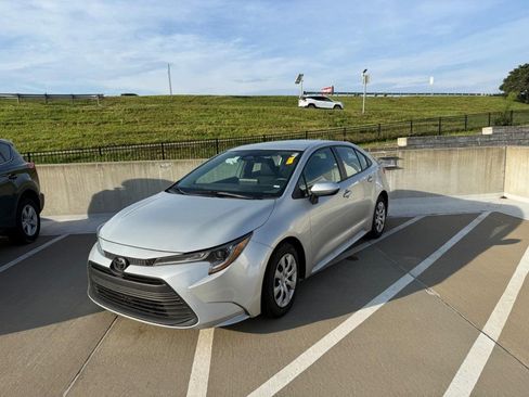Used 2024 Toyota Corolla LE FWD image 2
