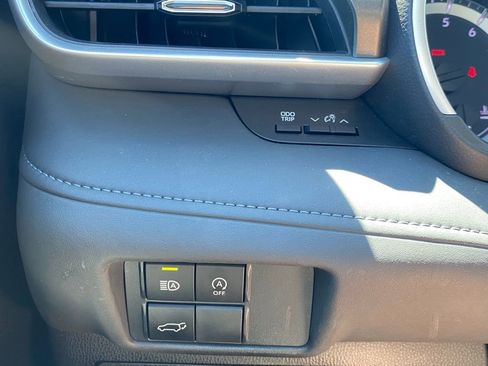 Used 2023 Toyota Highlander XLE AWD/4WD image 29
