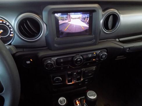 Used 2023 Jeep Gladiator Willys image 22