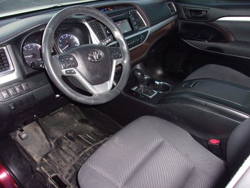 Used 2017 Toyota Highlander LE image 8