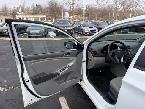Used 2017 Hyundai Accent SE image 10