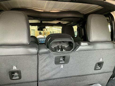 Used 2025 Jeep Wrangler Unlimited Sahara w/ Safety Group AWD/4WD image 19