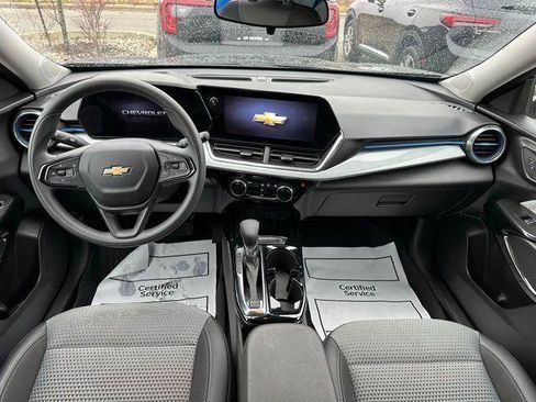 Used 2025 Chevrolet Trax LT FWD image 29
