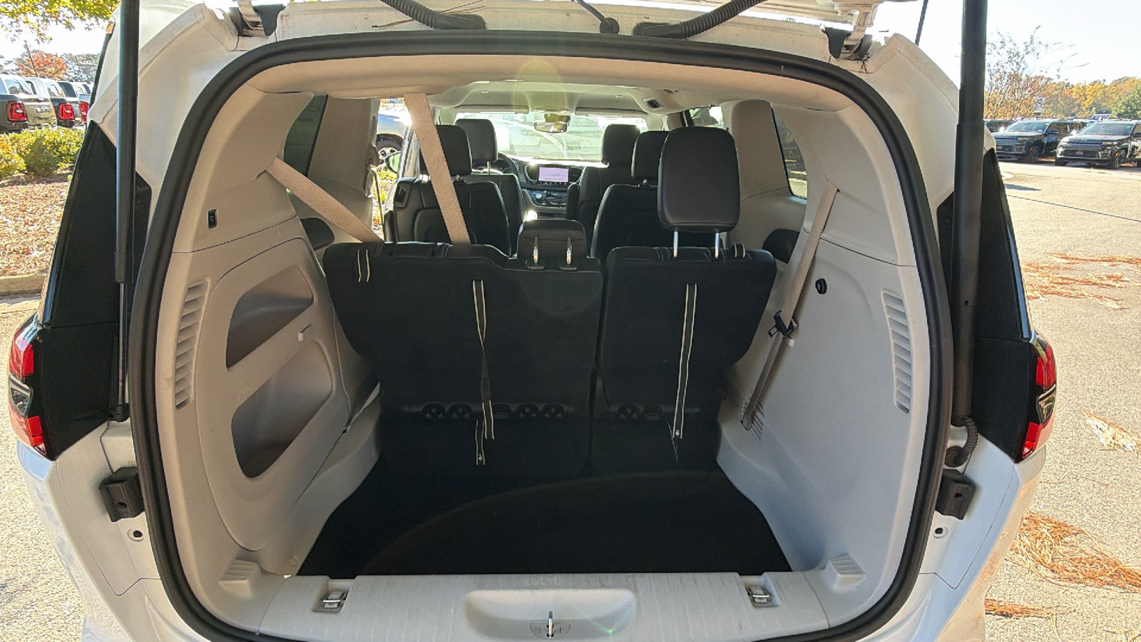 Used 2024 Chrysler Pacifica Touring-L FWD image 13