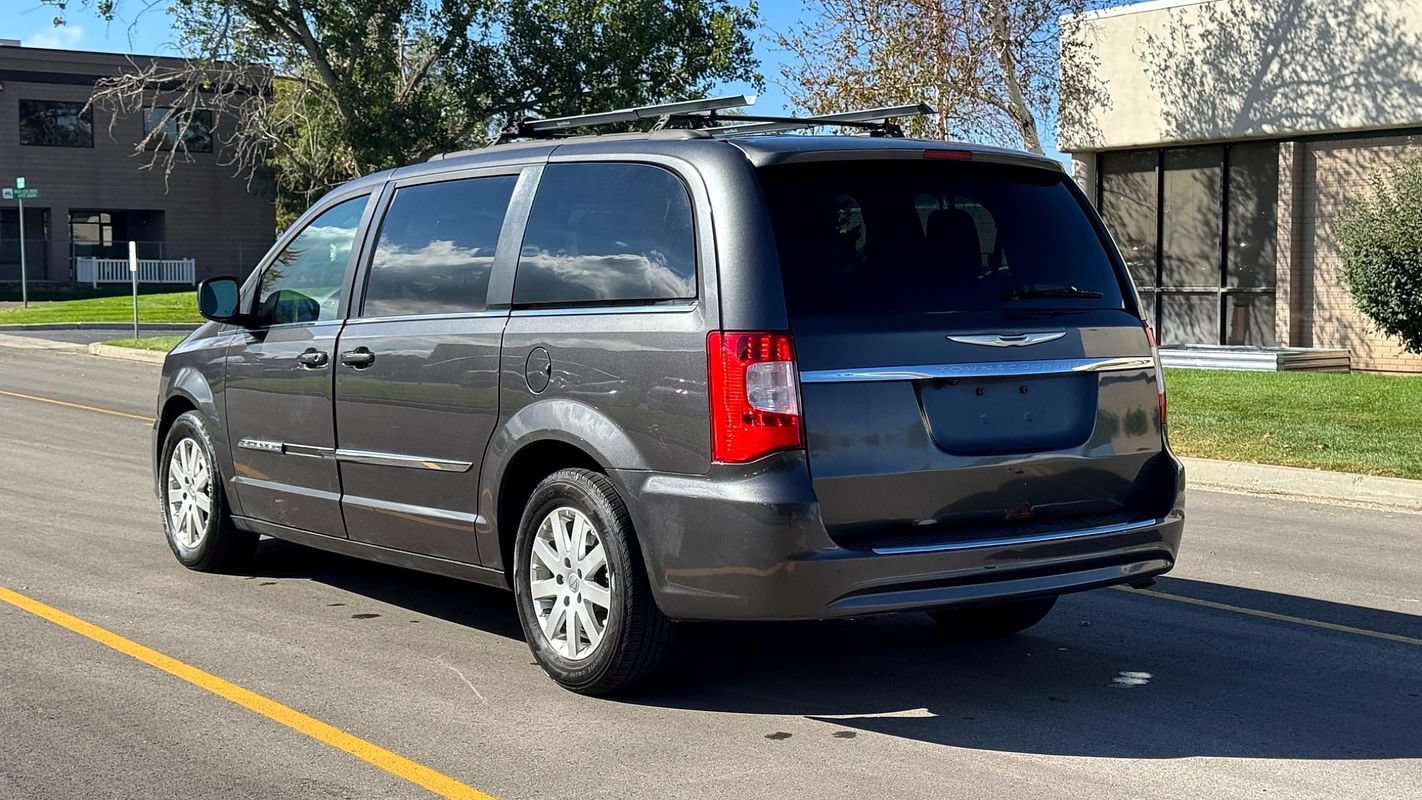 Used 2016 Chrysler Town & Country Touring FWD image 3
