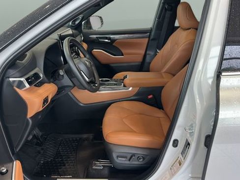 Used 2025 Toyota Highlander Platinum AWD/4WD image 8