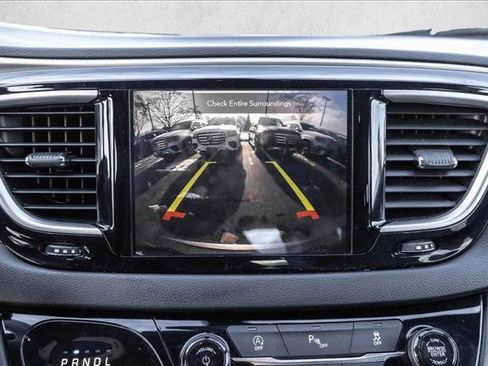 Used 2020 Chrysler Pacifica Touring-L image 16