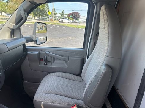 Used 2017 Chevrolet Express 3500 RWD image 13