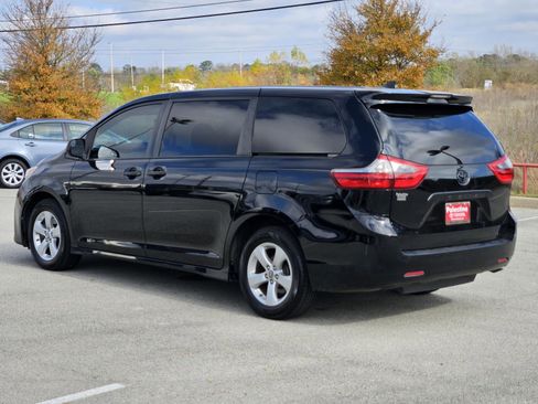 Used 2020 Toyota Sienna L image 4