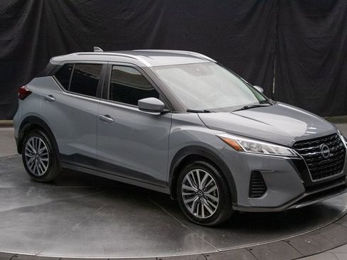 Used 2023 Nissan Kicks SV image 2