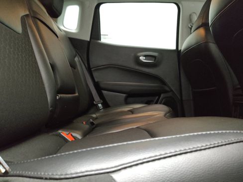 Used 2019 Jeep Compass Latitude FWD image 19