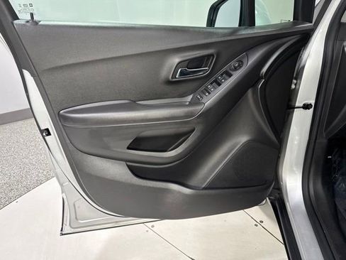 Used 2019 Chevrolet Trax LT w/ LT Convenience Package FWD image 9
