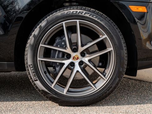 Certified 2025 Porsche Macan image 16