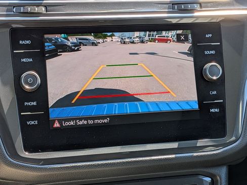 Used 2023 Volkswagen Tiguan SE w/ Panoramic Sunroof Package image 23