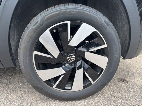 Used 2025 Volkswagen Atlas Cross Sport SE FWD image 31