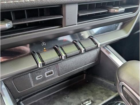 New 2025 Chevrolet Colorado LT w/ LT Convenience Package image 23