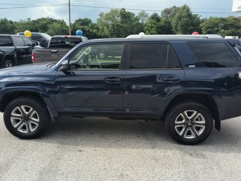 Used 2018 Toyota 4Runner SR5 AWD/4WD image 2