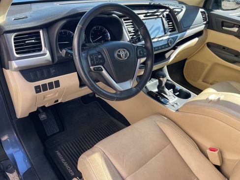 Used 2014 Toyota Highlander XLE FWD image 5