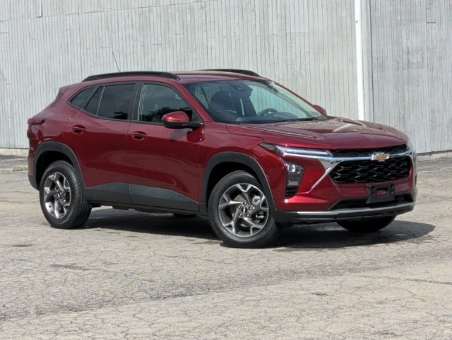 Used 2025 Chevrolet Trax LT FWD image 18
